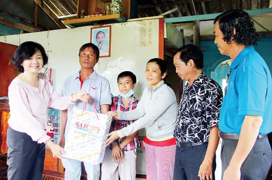 Tặng quà hộ nghèo, gia đình chính sách huyện đảo Phú Quốc