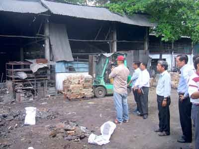 A delegation of HCMC officials inspects a polluting production establishment in Binh Chanh (Photo: SGGP)