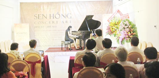 Young pianonist Truong Thanh Hue performs a classic symphony of Schubert. (Photo: SGGP)