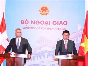 Foreign Minister Pham Binh Minh (R) and Head of the Swiss Federal Department of Foreign Affairs Didier Burkhalter. (Photo: VNA)
