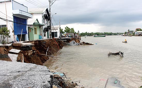 Severe landslide happens in Cai Rang district, Can Tho city. (Photo: SGGP)