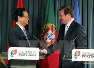PM Nguyen Tan Dung (L) and PM Pedro Passos Coelho. Photo: VNA
