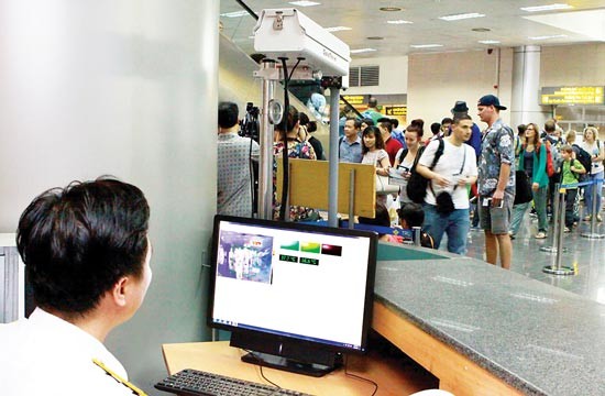Measuring passengers' body temperature is one of measures taken in response to the deadly outbreak of MERS-CoV (PHoto: SGGP)