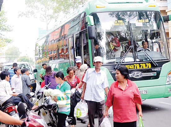 A coach on Tra Vinh Province-Mien Tay Bus Station route plies for hire in Tran Phu Street, District 5, HCMC (Photo: SGGP)