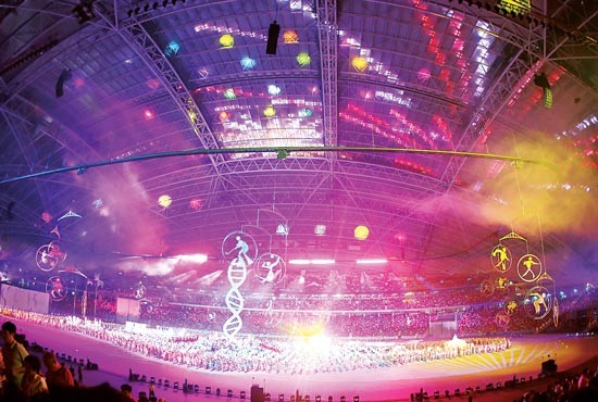 The 2015 Southeast Asian Games with colorful art performances takes place at Singapore's National Stadium. (Photo:SGGP) Art performances in the 28th SEA Games opening ceremony. (Photo:SGGP) (Photo:SGGP) Representative of athletes from 11 participating countries (Photo:SGGP) Lion Nila is a mascot for the 28th SEA Game. (Photo:SGGP) Vietnamese sport delegation paradises in the opening ceremony. (Photo:SGGP) The torchlight procession of host country. (Photo:SGGP)