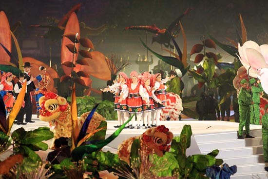 Art performances in the 28th SEA Games opening ceremony. (Photo:SGGP) (Photo:SGGP) Representative of athletes from 11 participating countries (Photo:SGGP) Lion Nila is a mascot for the 28th SEA Game. (Photo:SGGP) Vietnamese sport delegation paradises in the opening ceremony. (Photo:SGGP) The torchlight procession of host country. (Photo:SGGP)