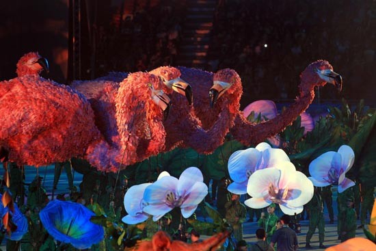 (Photo:SGGP) Representative of athletes from 11 participating countries (Photo:SGGP) Lion Nila is a mascot for the 28th SEA Game. (Photo:SGGP) Vietnamese sport delegation paradises in the opening ceremony. (Photo:SGGP) The torchlight procession of host country. (Photo:SGGP)