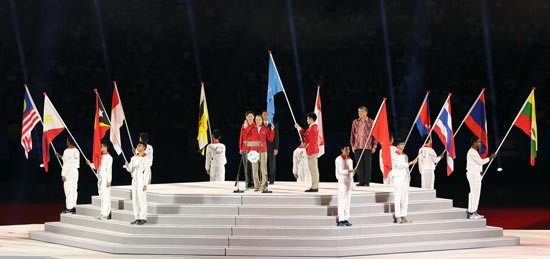 Representative of athletes from 11 participating countries (Photo:SGGP) Lion Nila is a mascot for the 28th SEA Game. (Photo:SGGP) Vietnamese sport delegation paradises in the opening ceremony. (Photo:SGGP) The torchlight procession of host country. (Photo:SGGP)