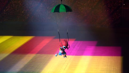 Lion Nila is a mascot for the 28th SEA Game. (Photo:SGGP) Vietnamese sport delegation paradises in the opening ceremony. (Photo:SGGP) The torchlight procession of host country. (Photo:SGGP)