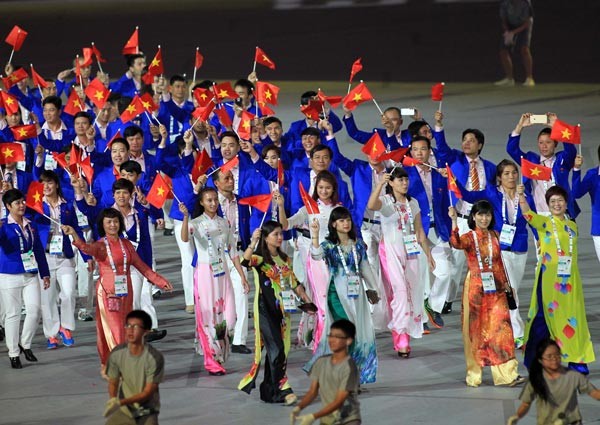 Vietnamese sport delegation paradises in the opening ceremony. (Photo:SGGP)