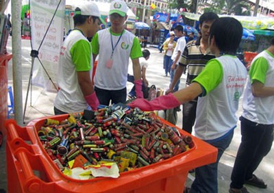 Activists collect recyclable trash in HCMC (Photo: SGGP)
