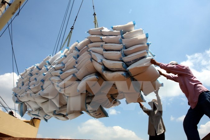 Export rice bags are loaded aboard (Photo: VNA)