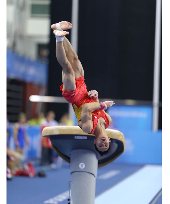 Dinh Phuong Thanh wins gold medal in the men’s all-around titles. (Photo:SGGP)