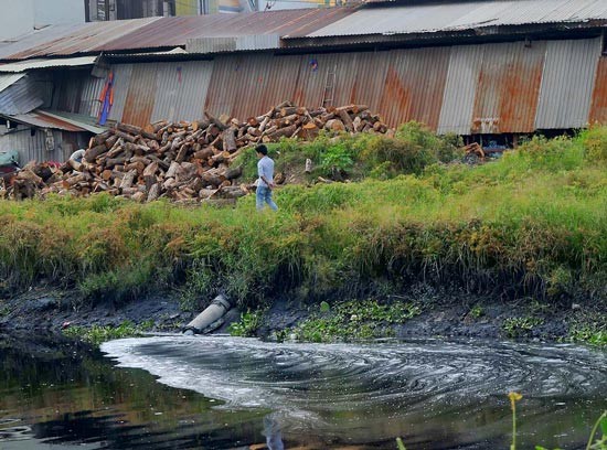 Wastewater from a production establishment runs into Tham Luong Canal, Le Trong Tan Street, Tan Phu, HCMC (Photo: SGGP)