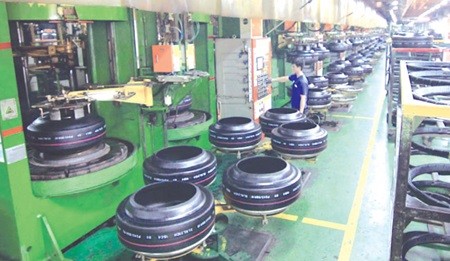 A worker operates equipment at a production chain for car tyres at the Kumho Tire Viet Nam factory in Binh Duong Province (Photo: VNA/VNS)