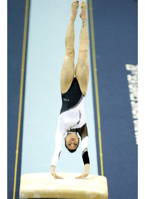 Phan Thi Ha Thanh wins a gold medal in the women's vault. (Photo:SGGP) Dang Nam wins a gold medal in the men's rings. (Photo:SGGP)