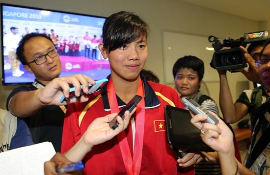 Happy face of athlete Anh Vien after she wins a gold medal and clocks SEA Games record. (Photo:SGGP)