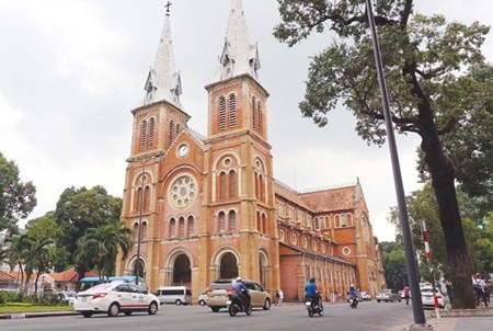 Study in brick: The Notre Dame Cathedral in HCM City's downtown is an ideal place for people to gather, especially at weekends. (Photo: VNS)