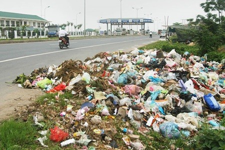 Rubbish is thrown freely in Soc Son District, Ha Noi. The project hopes to recyle 50 per cent of non-biodegradable nylon bags. — VNA/VNS Photo Ngo Lich