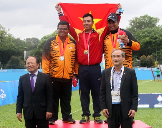 Archer Nguyen Tien Cuong wins a gold medal in the men’s individual compound finals. (Photo:SGGP)