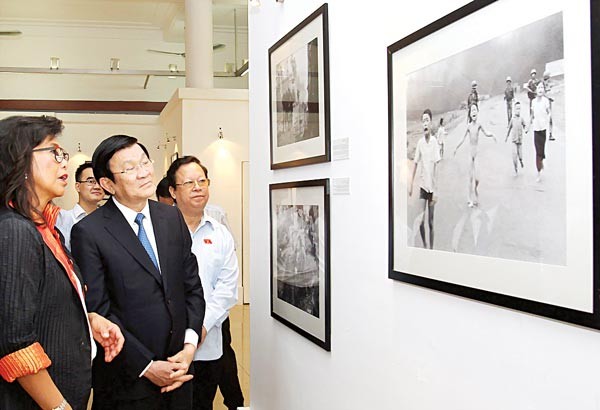 President Truong Tan Sang visits a photo exhibition. (Photo: SGGP)