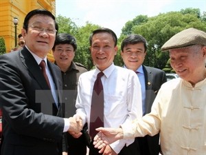 State President Sang (L) meets jourtnalists -VNA