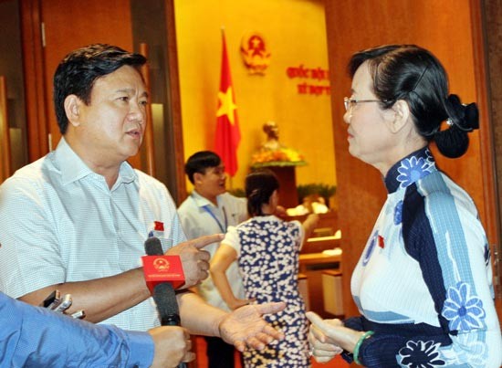 Ms. Tam (R) talks to Minister of Transport Dinh La Thang (Photo: SGGP)