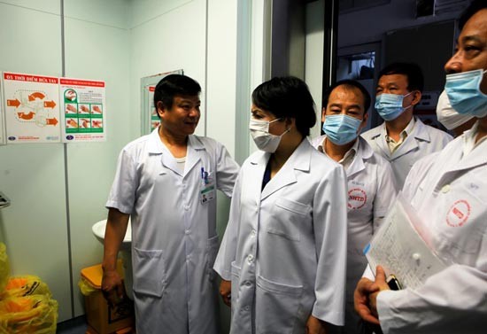 Vietnamese Health Minister Nguyen Thi Kim Tien inspects preparation in the Central Children Hospital in Hanoi(Photo: SGGP)