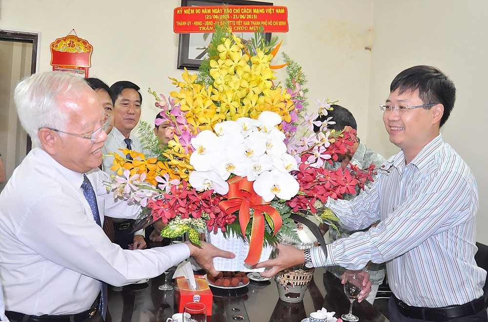 Chairman of HCMC People's Committee Le Hoang Quan visits press agencies.(Photo:SGGP)