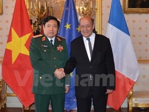 French Minister of Defence Jean- Yves Le Drian receives Minister of Defence General Phung Quang Thanh (L) (Photo: VNA)