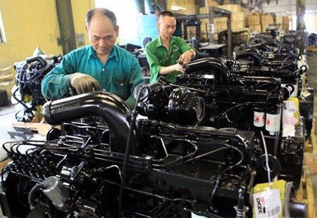 Workers on a truck assembly line in Hai Duong Province's Binh Giang District. Accurately identifying oppotunities and challenges is crucial for Viet Nam to meet its industrialisation target, Deputy PM Hoang Trung Hai has said. (Photo: VNA/VNS)