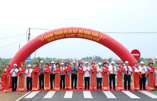 Leaders from the Ministry of Transport and Quang Nam province cut the ribbon to inaugurate the Highway 1A upgrading project in the province on June 21 (Photo: SGGP)