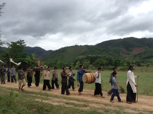 A scene in the film Nhung dua con cua lang (The children of village)