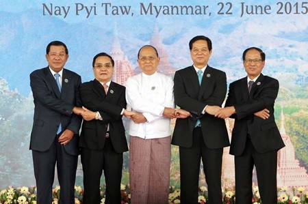 Prime Minister Nguyen Tan Dung (second right) holds hands for a photo with other heads of delegations to the 7th summit of Cambodia, Laos, Myanmar and Viet Nam(CLMV7) yesterday in Myanmar's capital Nay Pyi Taw. (Photo: VNA/VNS)