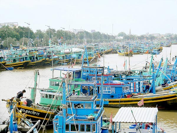 Fishing boats move to safer place to avoid the storm. (Photo:SGGP)