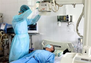 Health workers trained to isolate and treat inspected MERS patient (Photo: VNA)