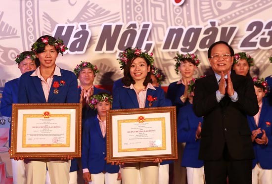 Anh Vien and gymnast Ha Thanh are awarded Labor Order second class.(Photo:SGGP)