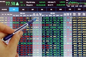 An investor uses a pen to mark a stock on the electronic trading board at the Hanoi Stock Exchange (Photo: VNA)