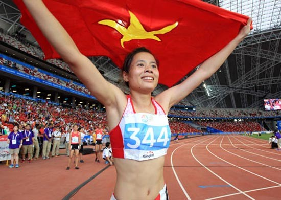 Athletic Nguyen Thi Huyen wins 400 m gold medal for Vietnam at Asian Grand Prix 2015. (Photo: SGGP)