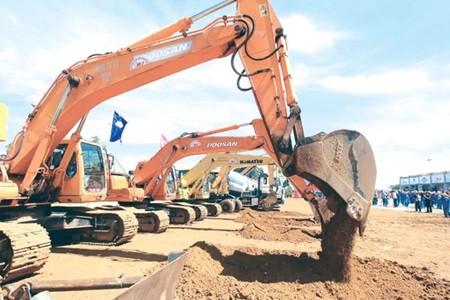 A groundbreaking ceremony for package CP1A, a major infrastructure work under the Hoa Lac Hi-tech Park Development Project, was held in Ha Noi yesterday. (Photo: VNA/VNS)
