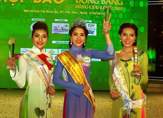 Nguyen Thi Le Nam Em (C) from Tien Giang province wins the 2015 Miss Mekong Delta. (Photo:SGGP)