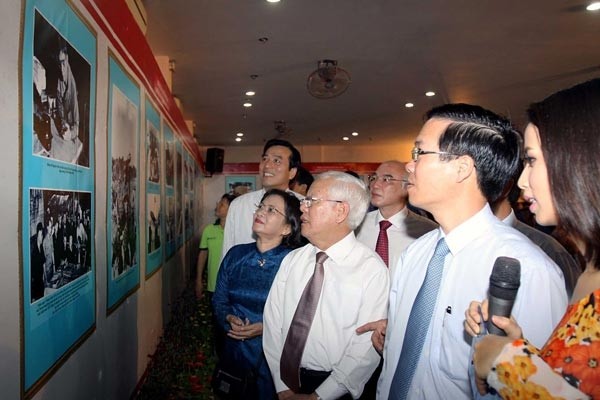 HCM City leaders visit the exhibition