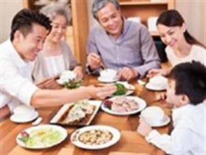 Many husbands now share the burden of household chores with their wives. (Photo: VNA)