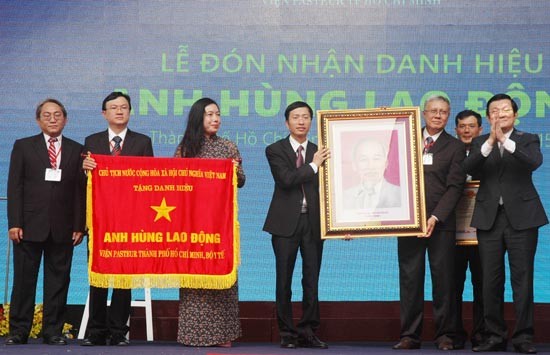 President Truong Tan Sang offers Hero of Lbor title to Pasteur Institute. (Photo: SGGP)