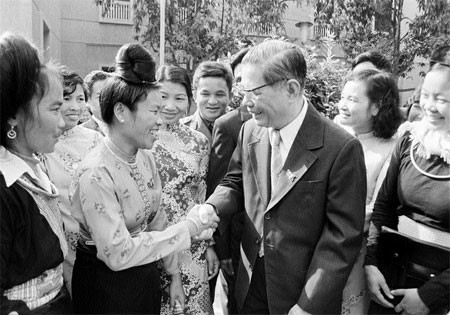 Man of the people: General Secretary Nguyen Van Linh meets members at the 6th Party Congress on December 15, 1986 in Ha Noi. — VNA/VNS Photo Minh Dao