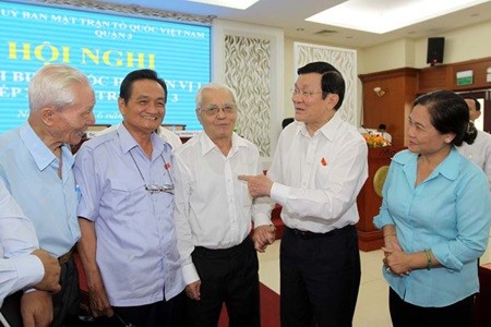 President Truong Tan Sang (second from right) meets with voters in HCM City yesterday. VNA/VNS Photo Nguyen Khang