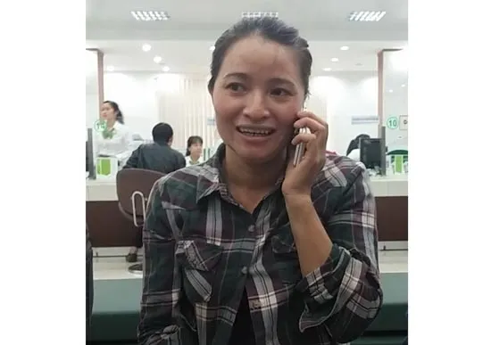 Chị Huỳnh Thị Ánh Hồng nhận lại 5 triệu yen Nhật