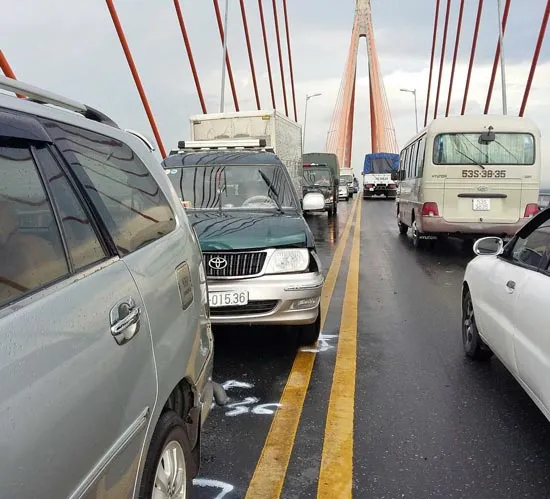 4 ô tô tông liên hoàn gây kẹt xe trên cầu Rạch Miễu