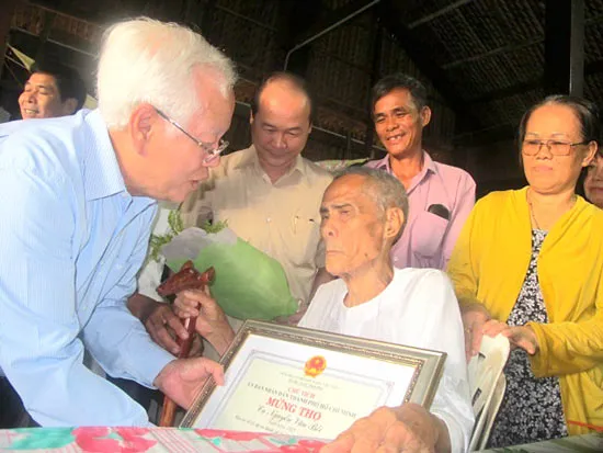 Lãnh đạo TPHCM thăm, tặng quà người cao tuổi tiêu biểu