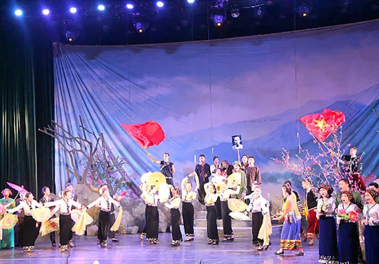 Nhạc kịch Việt Nam: Khi nào hết cảnh “áo gấm đi đêm”?